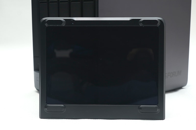 マグネットで着脱可能な前面カバーが付属する