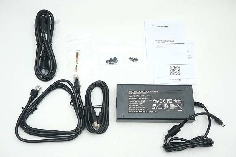 付属のACアダプタは279.3Wとかなり大容量。HDD 5台、拡張カードをつけても安心だ