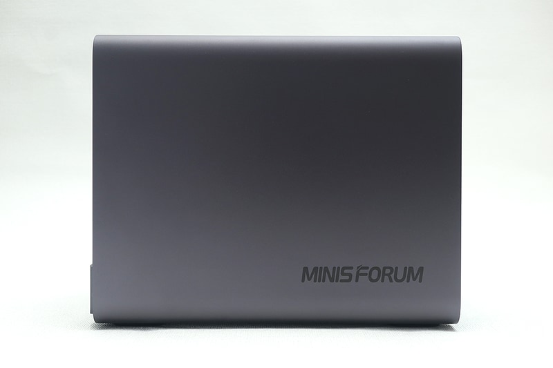 筐体は筒状の金属製ユニボディで質感が高い