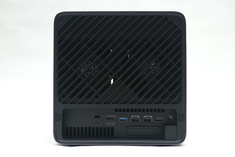 背面のインターフェイス類。USB4やOCuLinkの搭載はNASとしては異例だろう