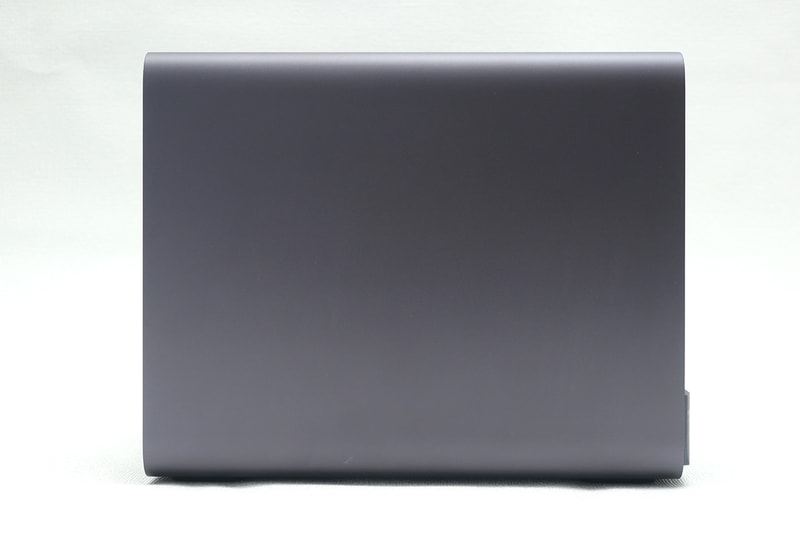 筐体は筒状の金属製ユニボディで質感が高い