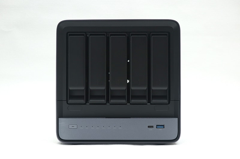 前面にLEDインジケータ、USB4とUSB 3.2 Gen 2を搭載