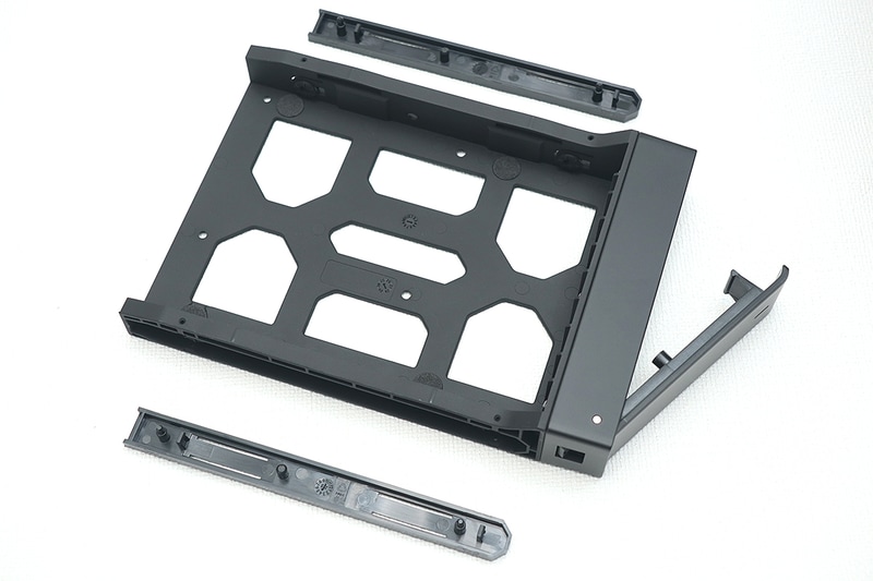 ツールレスで3.5インチHDDを着脱可能だ。2.5インチの場合はネジ留めとなる