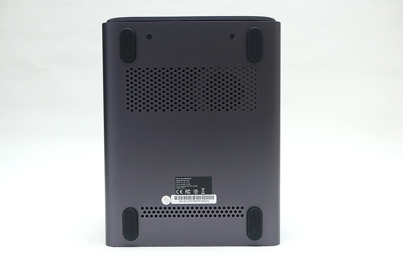 本体底面にネジを2本備えており、これを外せば内部にアクセスできる