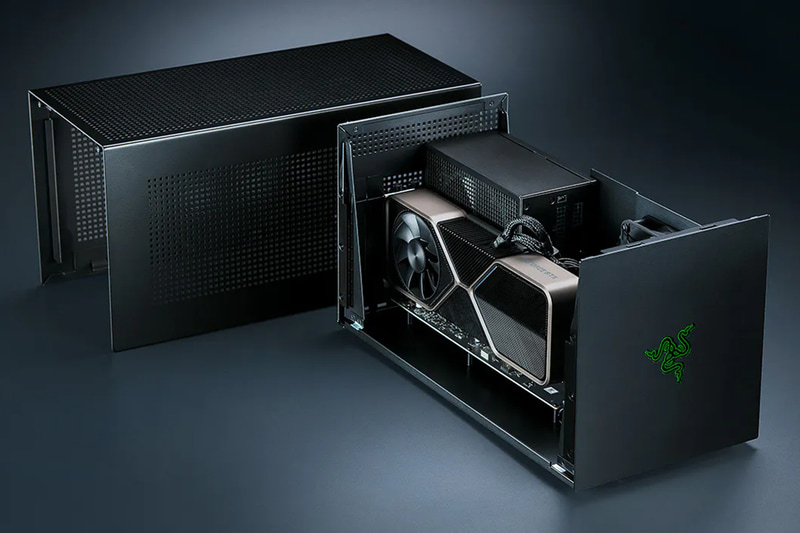 内部に別売りのATX電源とビデオカードを組み込んで利用する