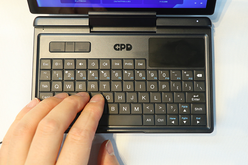 キーピッチは12mmのため、窮屈ではあるが机に置いたままギリギリタイピングはできる。参考までに、Libretto 20～60はキーピッチが13mmだった