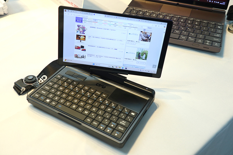 クラムシェルからタブレットへの変形は左回転だ