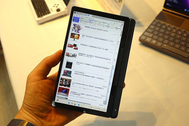 タブレットモードで使用しているところ。7型のため片手でも楽々持てる