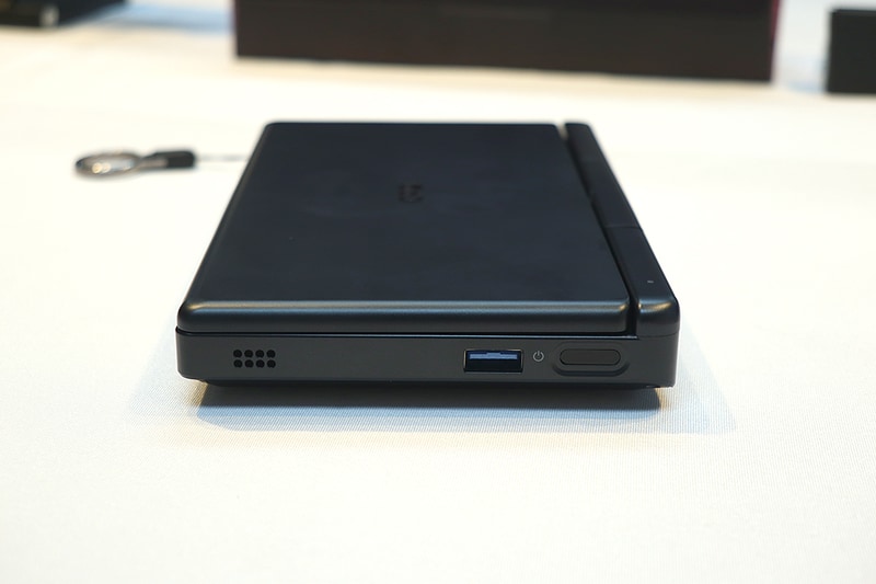 右側面はUSB 3.2 Gen 2と電源ボタン