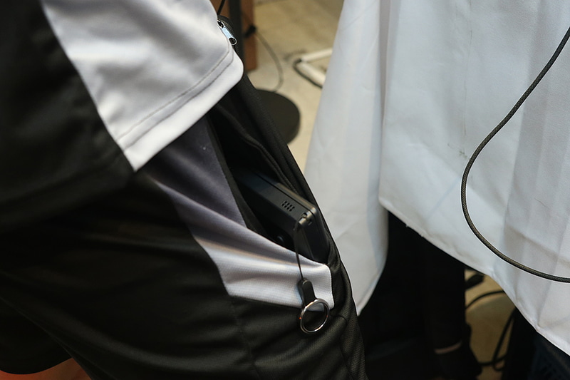 ズボンのポケットに入れたり、首からぶら下げたりできる