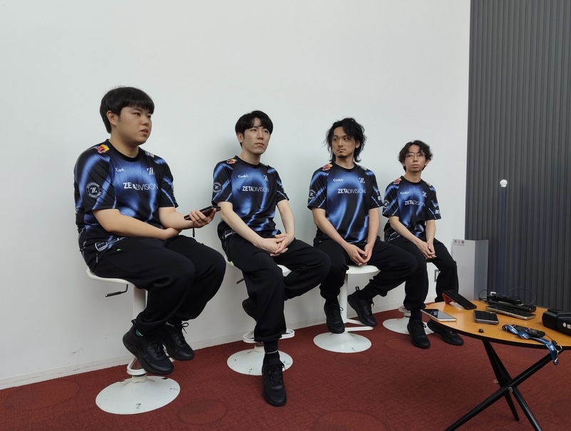 インタビュー中のメンバーたちの様子