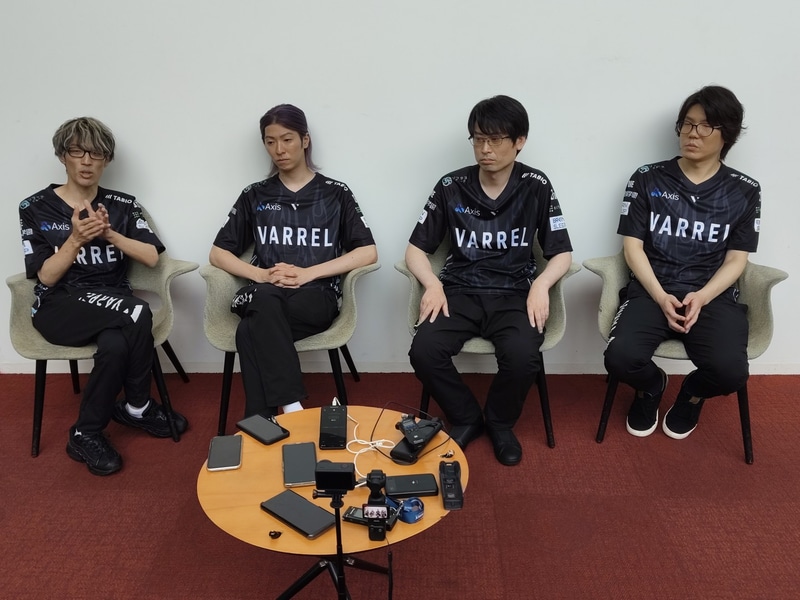 インタビュー中の様子。マゴは手ぶりも交えながら持論を熱く語る