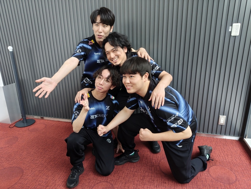 カメラマンからの要求に応えるZETA DIVISION Geeklyのメンバーたち