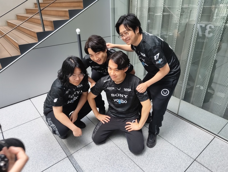 カメラマンの要求に応えるREJECTのメンバーたち