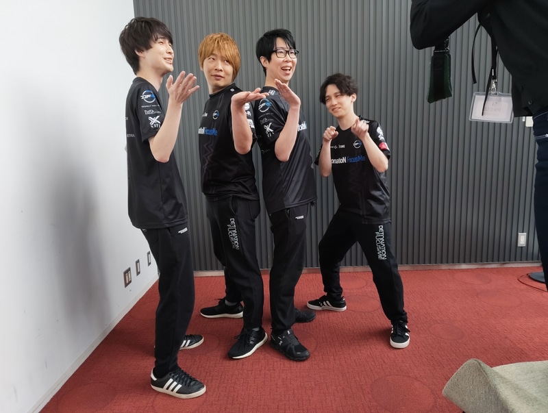 カメラマンからの要求に応えるDFMのメンバーたち