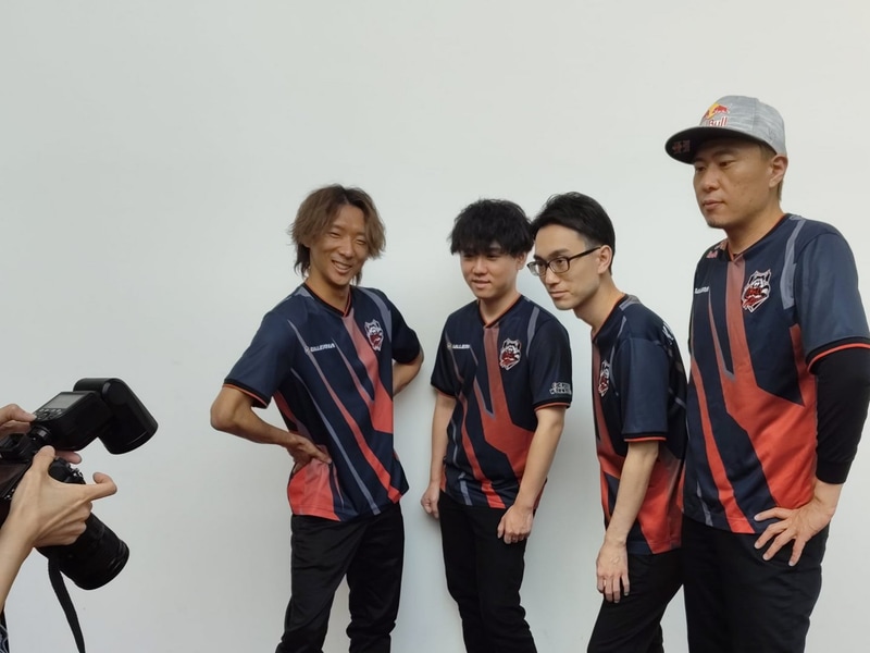カメラマンからの要求に応えるCrazy Raccoonのメンバーたち