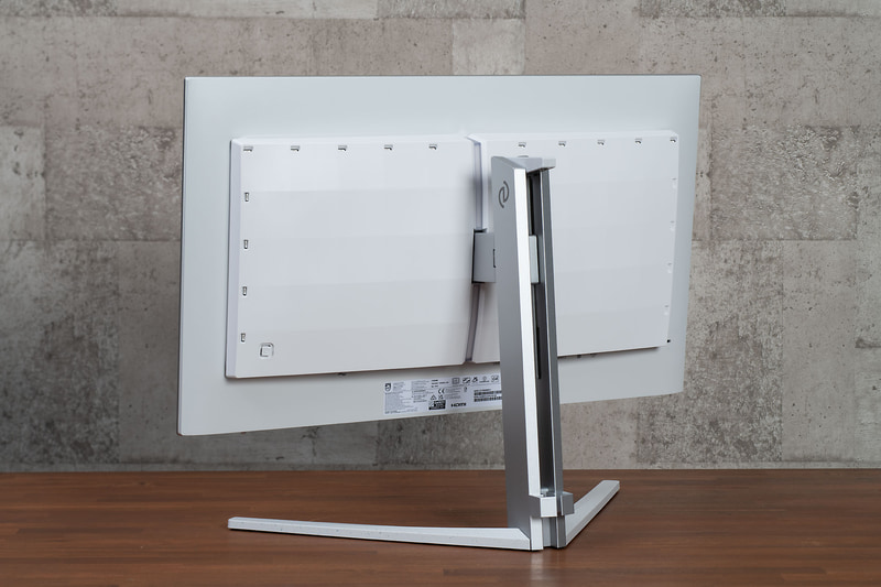 ホワイトカラーのスマートなデザインを採用