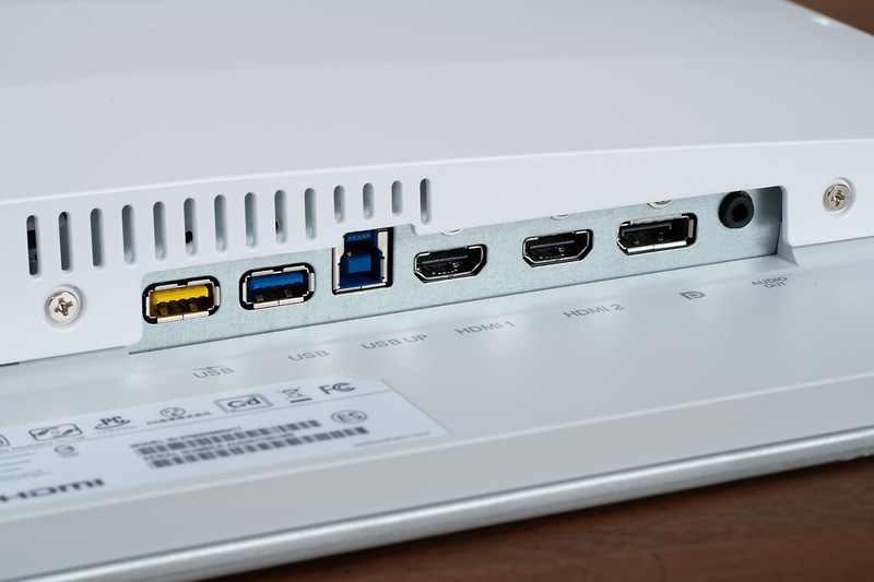 映像入力はHDMI 2.1が2系統、DisplayPort 2.1が1系統の計3系統