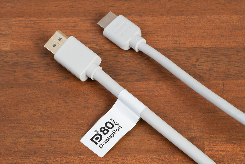 付属ケーブルもHDMI、DisplayPortともに最新規格をサポート