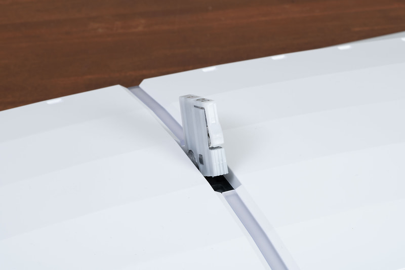 スタンドはモニター背面の突起部に挿し込む形で取り付ける