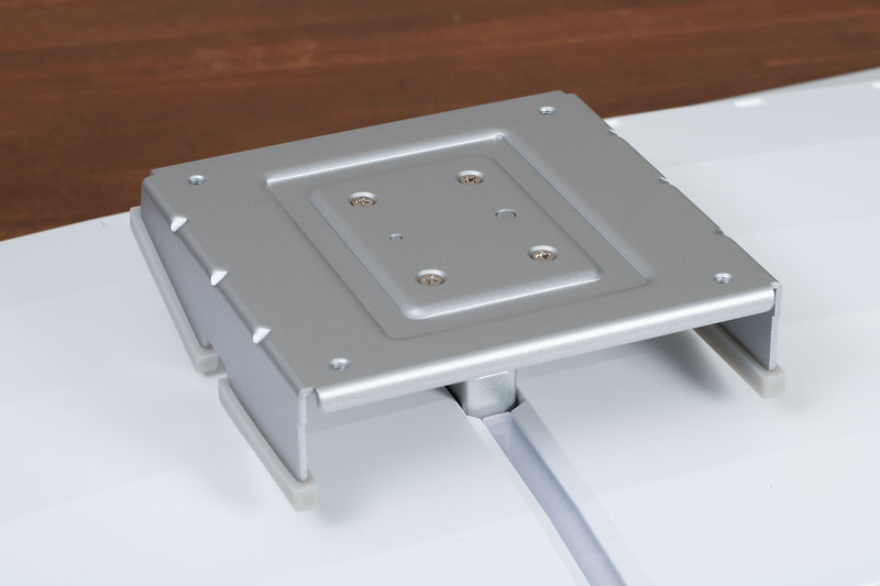 専用のプレートを取り付けることでVESAにも対応が可能だ