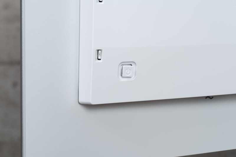 各種設定が行なえるOSDメニューの呼び出しや操作は背面のスティックが担当