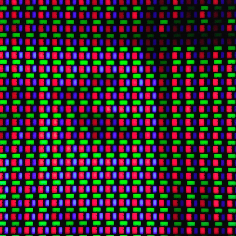 顕微鏡を使って撮影した27M2N8800/11のQD-OLEDパネル(左が30倍、右が60倍)。赤色サブピクセルが大きいのが分かる
