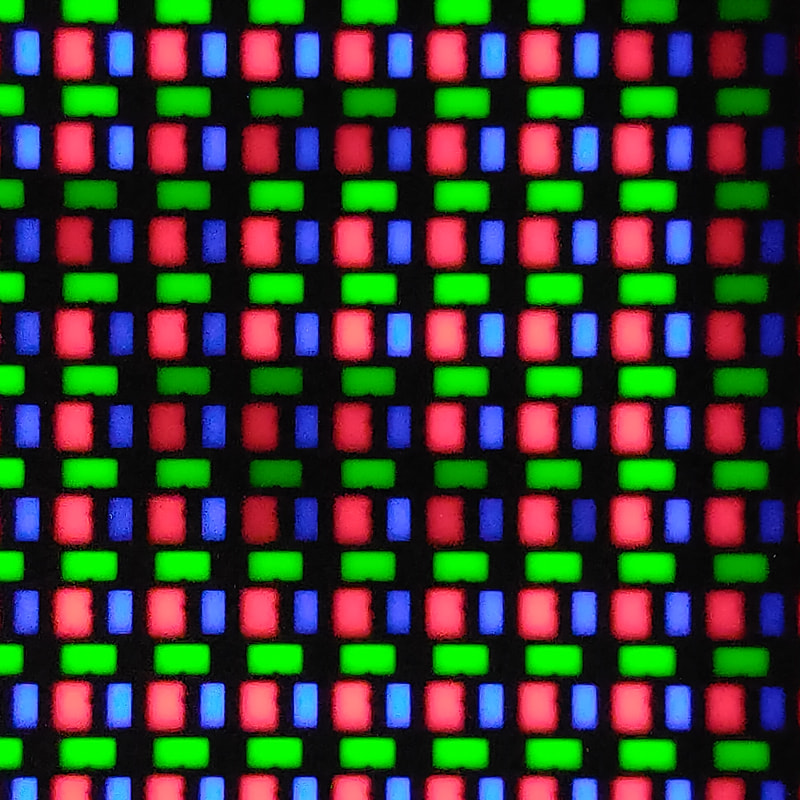 顕微鏡を使って撮影した27M2N8800/11のQD-OLEDパネル(左が30倍、右が60倍)。赤色サブピクセルが大きいのが分かる