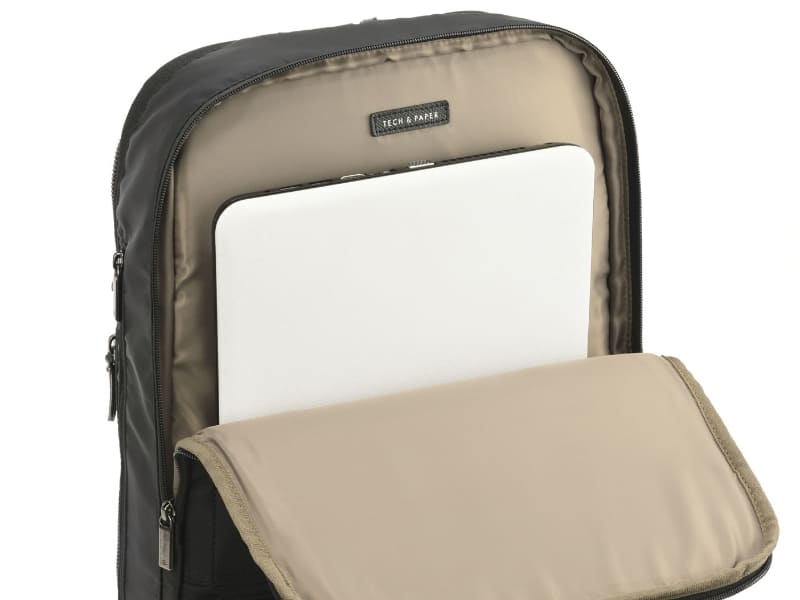 最大15.6型までのノートPCが収納できる