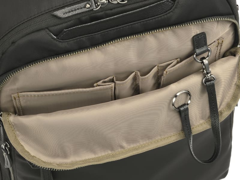 フロントポケット内のオーガナイザーポケット