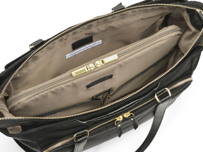 トートバッグのPC収納部は中仕切りとして機能する