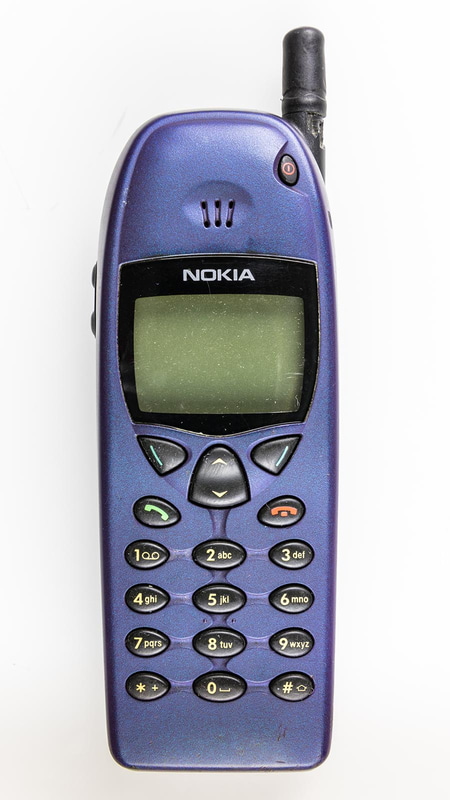 【写真1】Nokia 6110。<a href="https://commons.wikimedia.org/w/index.php?curid=69537981" class="n" target="_blank">By (c)Raimond Spekking / CC BY-SA 4.0 (via Wikimedia Commons), CC BY-SA 4.0, </a>
