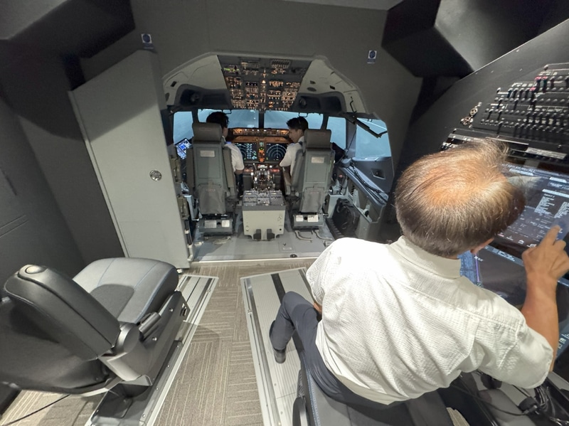 教官が後方からシミュレータの設定を行なったり、操縦の状態を確認したりする