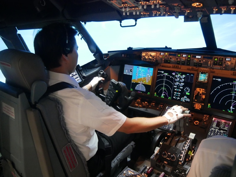 シミュレーターを始動し、エンジン出力を高める