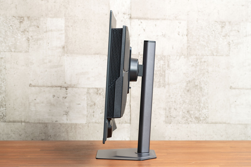 最薄部は実測5mm。金属素材で高級感があり、しかも頑丈