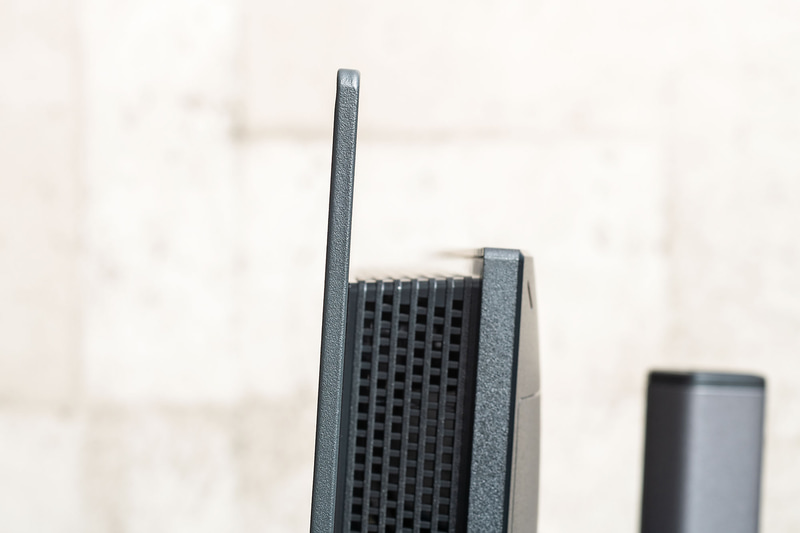 最薄部は実測5mm。金属素材で高級感があり、しかも頑丈