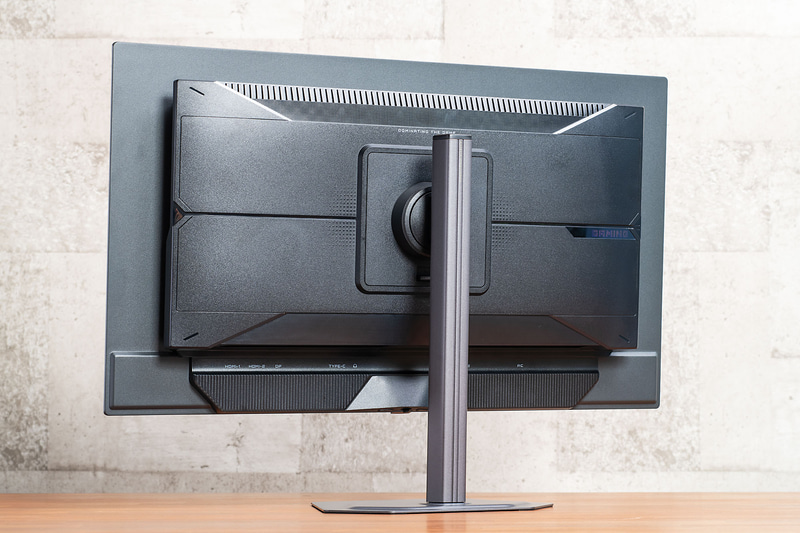 薄型の台座と細めのポール