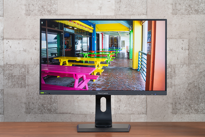 解像度はWQHD、リフレッシュレートは240Hzで、DisplayHDR 400認証も取得