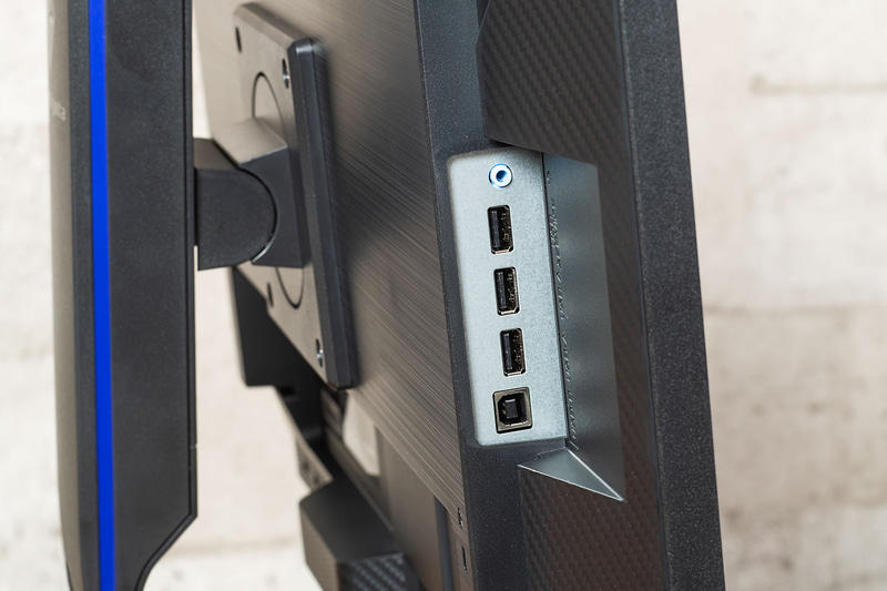 向かって左側面にアップストリーム用USBポートと、ダウンストリームのUSBポート2基(最上部の1基はシステム更新用)、ヘッドセット端子がある