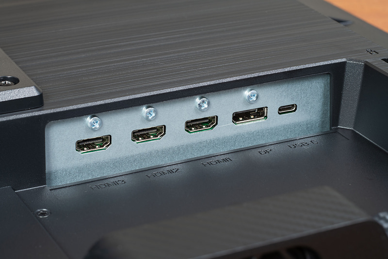 映像入力はHDMIが3つと多め。DisplayPortとアップストリームを兼ねるUSB Type-Cポートもある