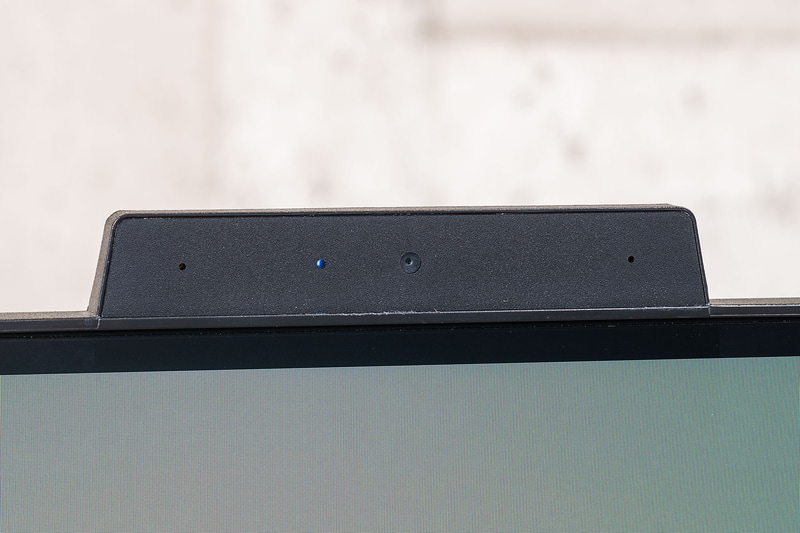 本体上部に設けられたWebカメラとマイク