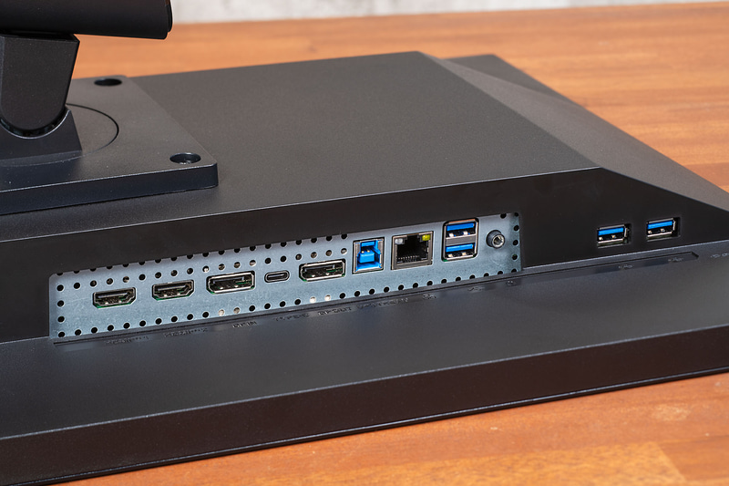 背面にある豊富なインターフェイス