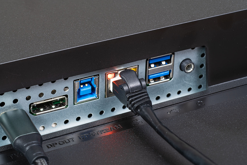 Wi-Fiにしか対応していないノートPCもすぐに有線接続が可能になるLANポートを装備