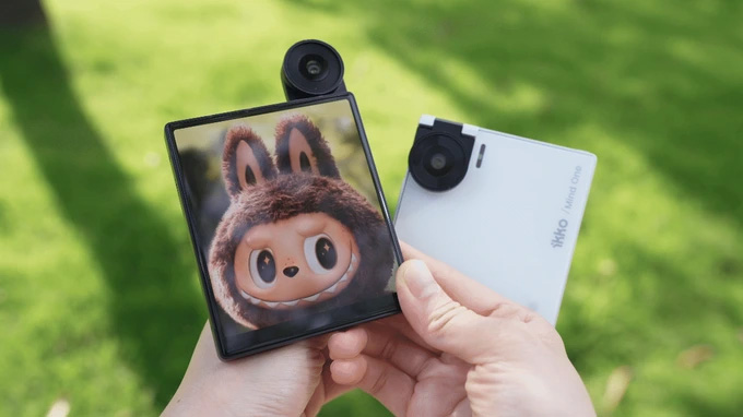 カメラはフリップ式