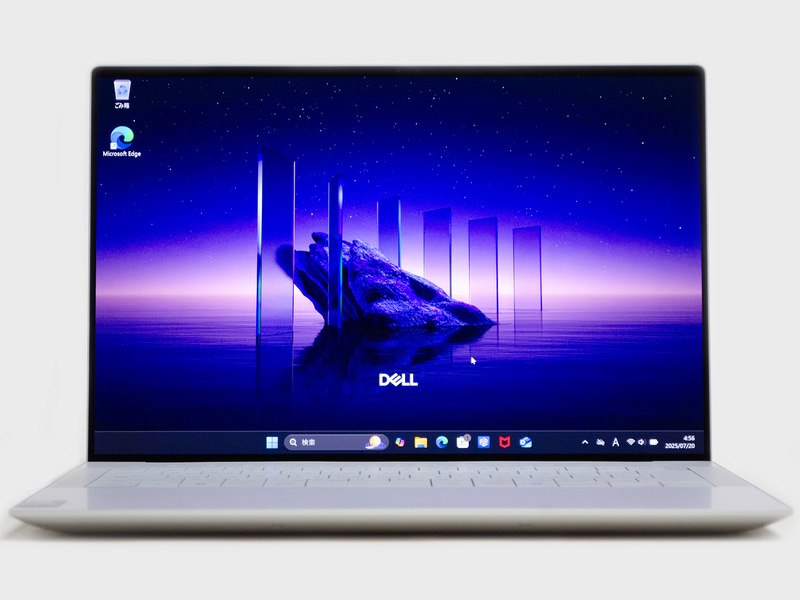 前面。パネル中央上にWebカメラ。フチは結構細い