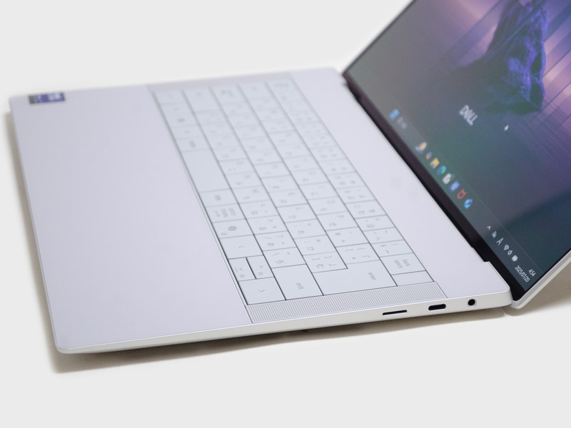 右側面。3.5mmジャック、Thunderbolt 4 1基、microSDカードスロット