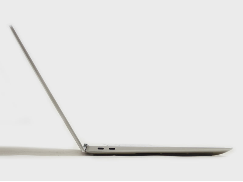 横からは気持ちキーボード面が手前に傾いている。Type-Cコネクタから、本体の厚みもあまりないことが分かる