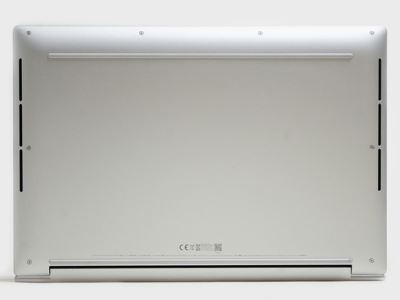 裏。前後に1本バー式のゴム足。裏にもスピーカー用のスリットがある