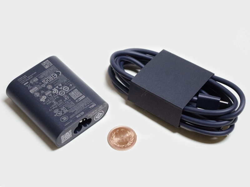 付属のACアダプタのサイズは約66×57×22mm、重量102g、出力60W