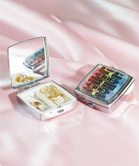 回路パターンを再現した天面